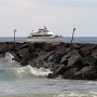 Un bateau de pêche sportive entre au port